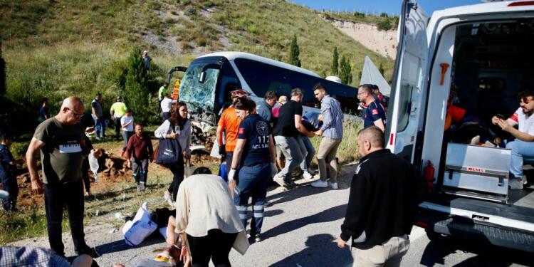 Eskişehir’de yolcu otobüs devrildi: 35 yaralı