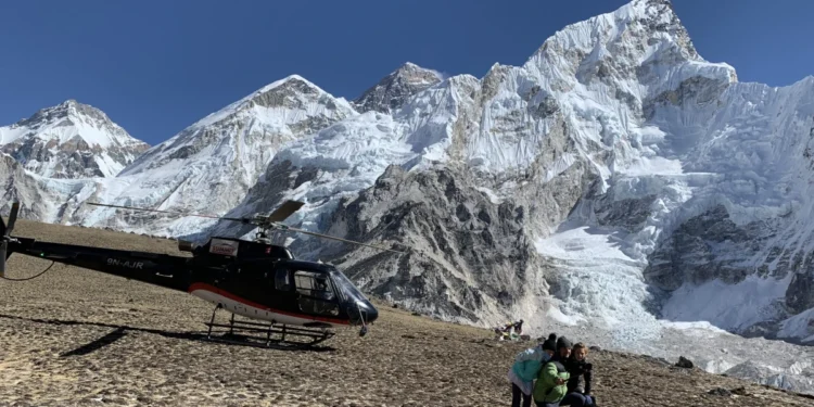 Everest Dağı’ndan dönen helikopter radardan kayboldu