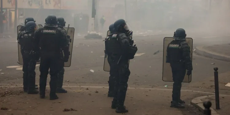 Fransa’da protestolar: 45 bin polis ve jandarma görevlenlendirildi