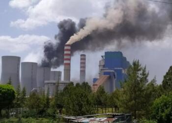 Afşin-Elbistan A Termik Santrali baca filtresi takma zorunluğuna karşın iktidarın göz yummasıyla bölgeyi vebölge insanını kanser etmeye devam ediyor.