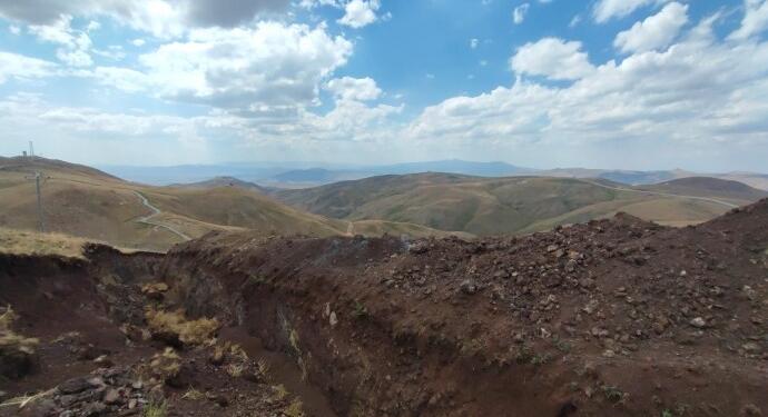 139 koyun askerlerin açtığı hendeğe düşerek öldü