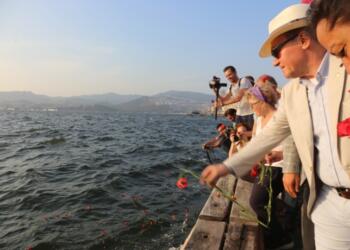İzmir’de Madımak anması: Yaşamını yitirenler anısına denize karanfil bırakıldı