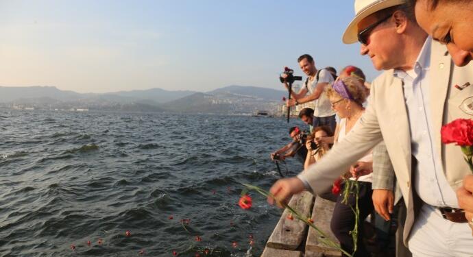 İzmir’de Madımak anması: Yaşamını yitirenler anısına denize karanfil bırakıldı