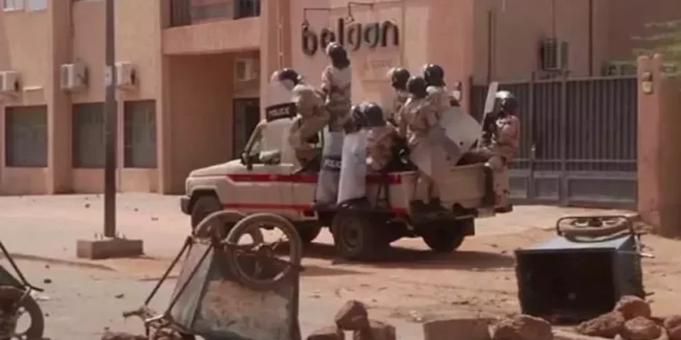 Nijer’de darbe girişimi: Cumhurbaşkanı Bazoum alıkonuldu