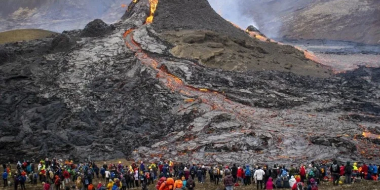 İzlanda’nın Fagradalsfjall Yanardağı faaliyete geçti