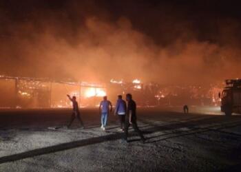 Wan’da çıkan yangında onlarca iş yeri yandı