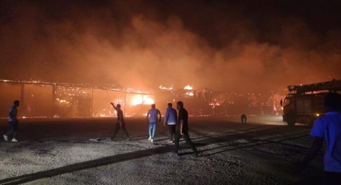 Wan’da çıkan yangında onlarca iş yeri yandı