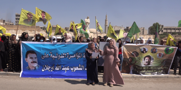 Genç kadınlar Reqa’da tecride karşı yürüdü