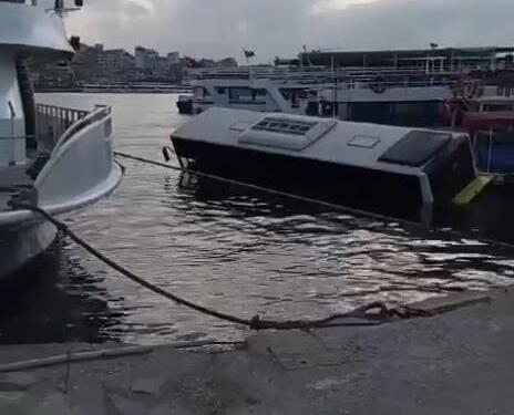 Eminönü’nde halk otobüsü denize düştü