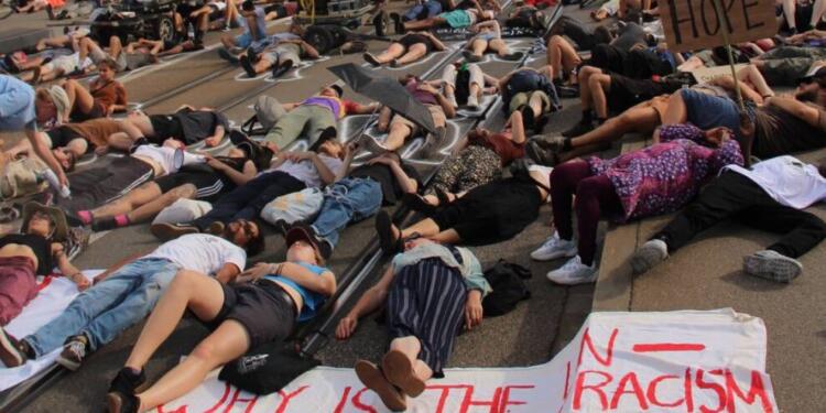 İsviçre’de iklim aktivistleri sınırlara karşı yürüdü