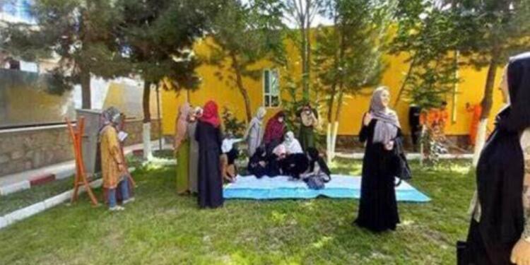 Taliban, kadınların parka girmesini yasakladı