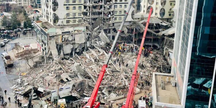 Depremde yıkılan Galeria Sitesi’nin müteahhitlerine dava