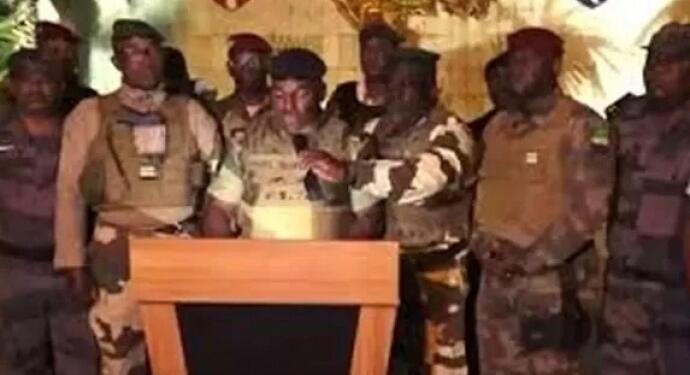 Gabon’da askerler yönetime el koydu ülke sınırları kapatıldı