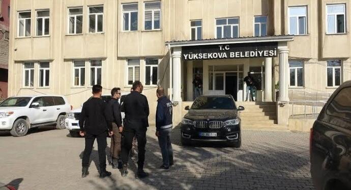 Kayyum yardımcılarının akrabaları mülakatla işe alındı