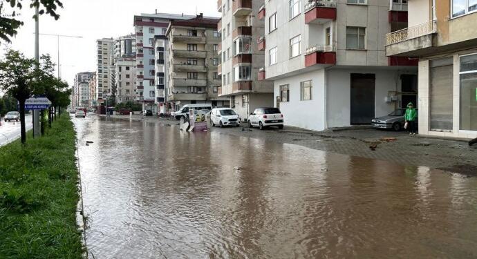 Rize’de şiddetli yağmur: 8 ev boşaltıldı 24 kişi tahliye edildi