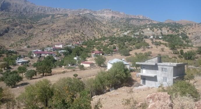 Evleri yıkılan köylüler barınma sorunu yaşıyor