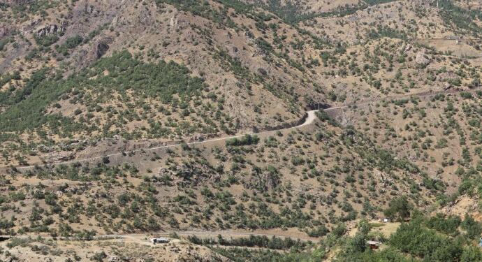 Beytüşşebap Belediyesi ilçe merkezine değil üslere yol yapıyor