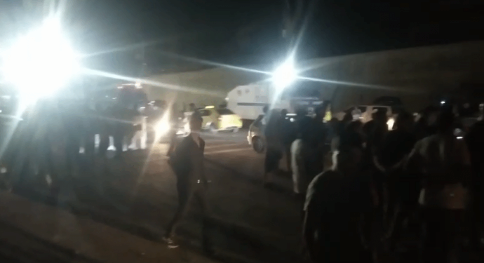 Riha’da elektrik kesintileri nedeniyle yurttaşlar yol kapattı