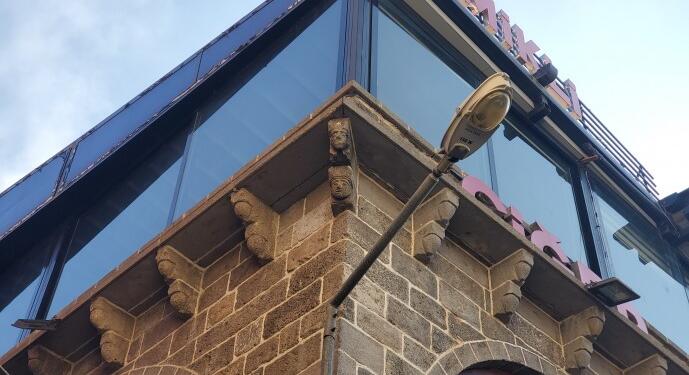 Sûr’da AKP’li Evsen’in kaçak yapısında tescilli tarihi taşlar kullanılmış