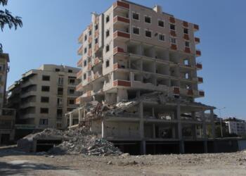 Islahiye’de ağır hasarlı binalar yaşamı tehdit ediyor