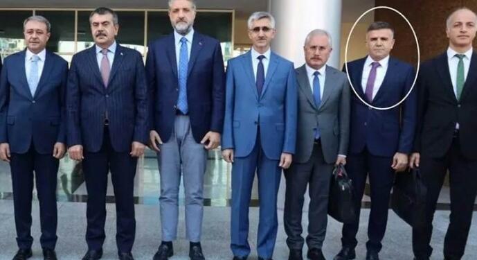 Ensar Vakfı’nda tecavüz soruşturmasında adı geçen Sultanoğlu ile Bakan poz verdi