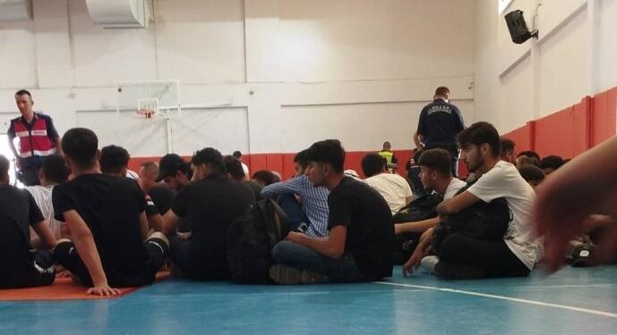 Gözaltına alınan 250 mülteci iki gündür spor salonunda tutuluyor