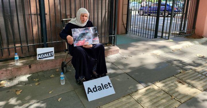 Emine Şenyaşar Adalet Bakanlığı önünde ağıt yaktı