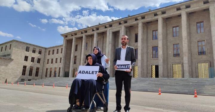 Adalet Nöbeti’ne 36’ncı gününde eski AKP’li Ünsal eşlik etti