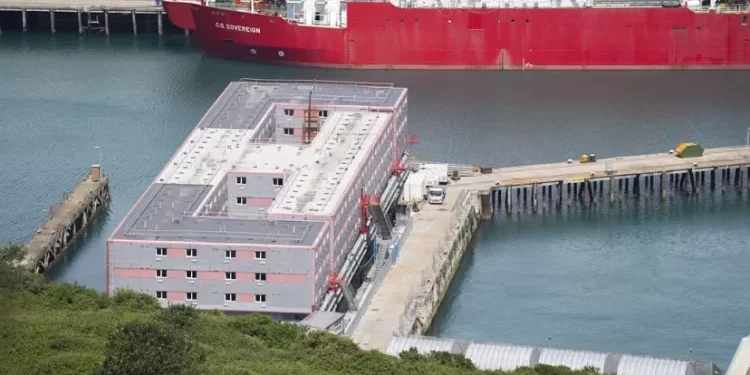 Cezaevi gemisi Bibby Stockholm’a ilk göçmen kafilesi yerleştirildi