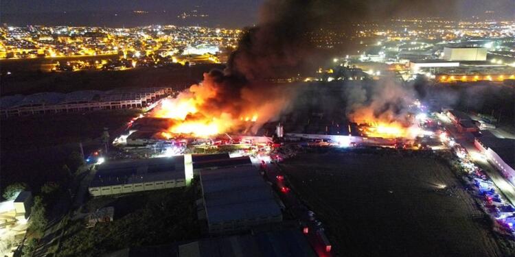 Bursa’daki yangın sürüyor: 10 fabrikaya sıçradı
