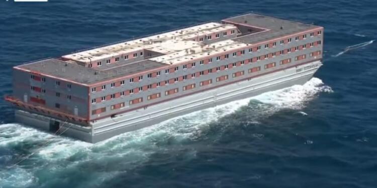 İngiltere mültecilerin yerleştirildiği yüzer kampı boşalttı