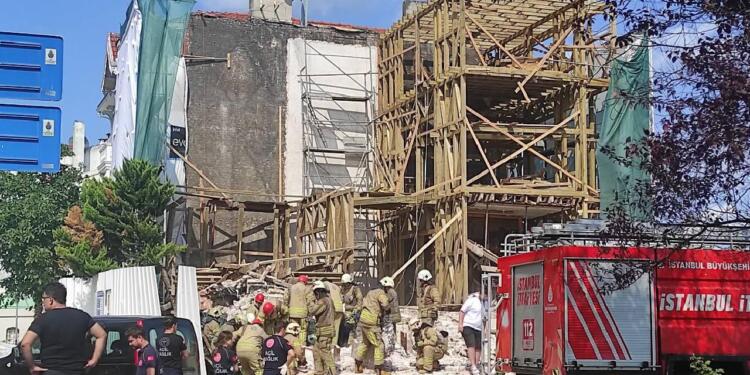 Kuruçeşme’de bina çöktü, 1 kişi enkazda kaldı