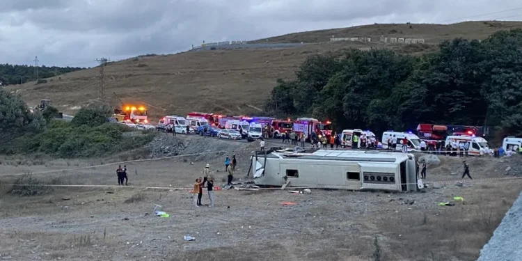 İstanbul’da servis otobüsü şarampole devrildi
