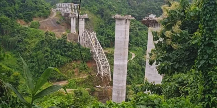Hindistan’da köprü çöktü: 17 işçi hayatını kaybetti