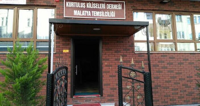 Kilise vaizine tehdit: Kiliseyi bırakmazsan kafanı kopartacağız