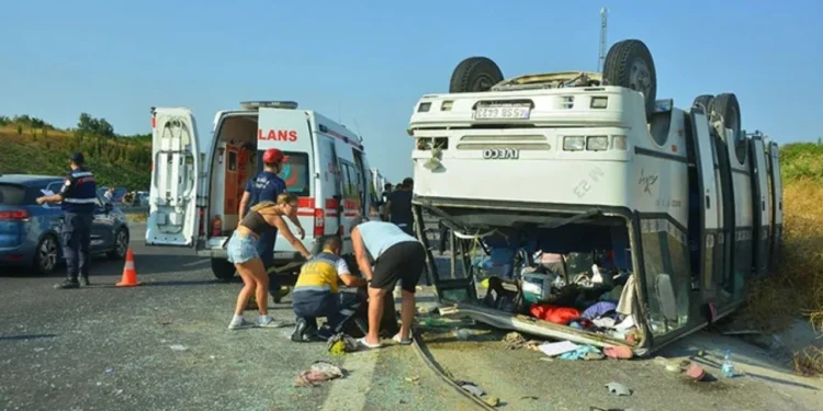 Soma’da tarım işçilerini taşıyan araç kaza yaptı: 30 yaralı