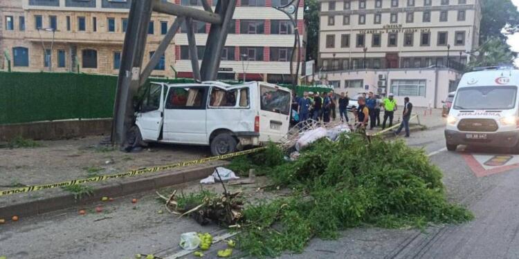 Mevsimlik işçileri taşıyan minibüs kaza yaptı: 1 işçi öldü
