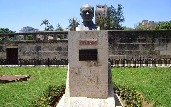 Prag’da Atatürk heykeline Ermeni Soykırımı engeli