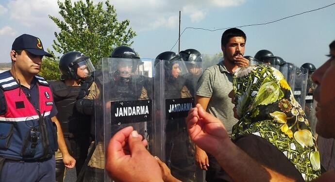Seracılık işçilerinden asker barikatı önünde açıklama