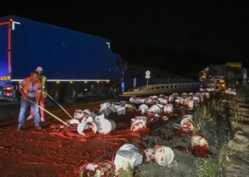 Yolcu otobüsü tıra çarptı: 15 yaralı