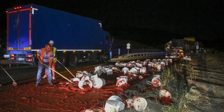 Yolcu otobüsü tıra çarptı: 15 yaralı