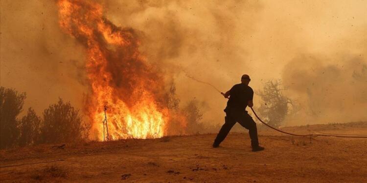 Yunanistan’da yangınlar devam ediyor: Halk hükümeti protesto etti