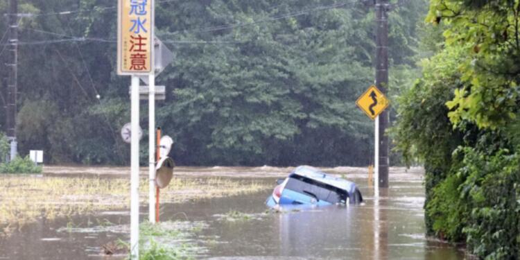 Japonya’da yağışlardan dolayı birçok noktada toprak kayması