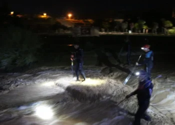 Sele kapılan üç kişi hayatını kaybetti, bir bebek de kayıp