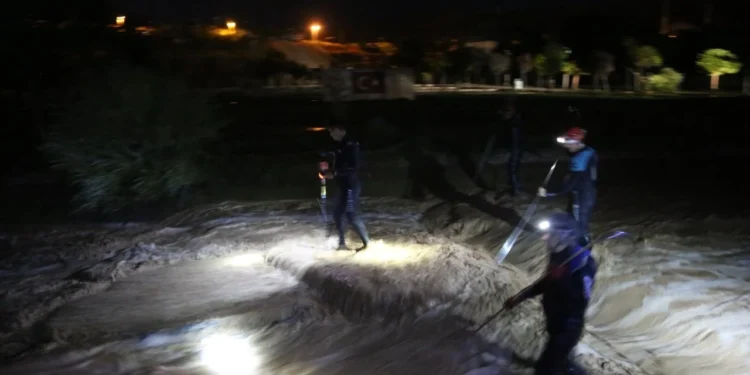 Sele kapılan üç kişi hayatını kaybetti, bir bebek de kayıp