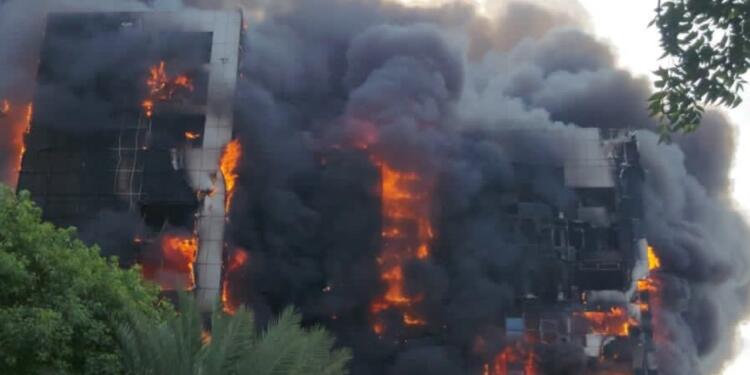 Sudan’da şiddetlenen çatışmalarda Hartum’un simge yapıları yandı