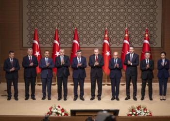 Kendi kendilerini alkışlayarak OVP'yi açıklayan iktidar mensupları, halkı açlığa mahkum edecek olan hedefleri duyurdular.