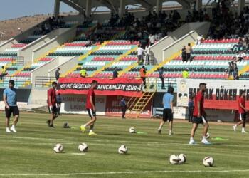 Amedspor oyuncuları sahaya çıkınca ‘Ölürüm Türkiyem’ şarkısı çalındı