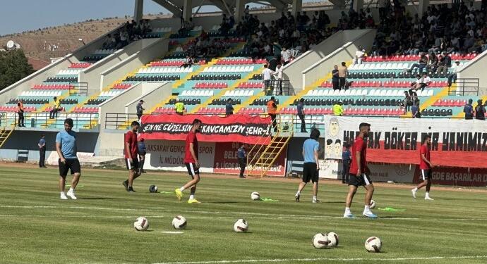 Amedspor oyuncuları sahaya çıkınca ‘Ölürüm Türkiyem’ şarkısı çalındı