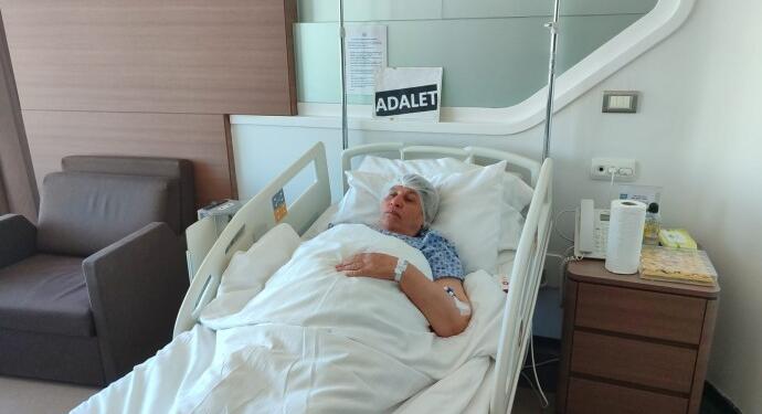 Emine Şenyaşar hastaneye ‘adalet’ pankartıyla gitti